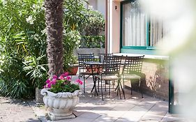 Hotel Oasis